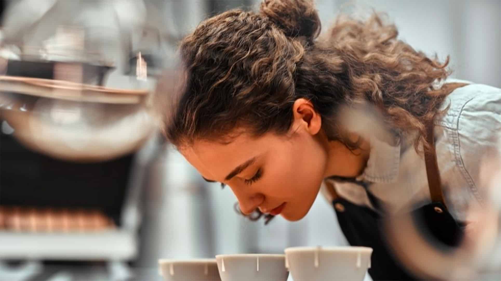 Análise sensorial de embalagens. Consumido a cheira o conteúdo de embalagens com alimentos