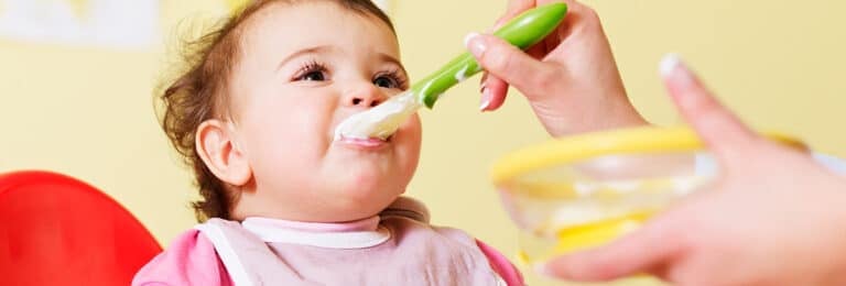 bebe-comiendo