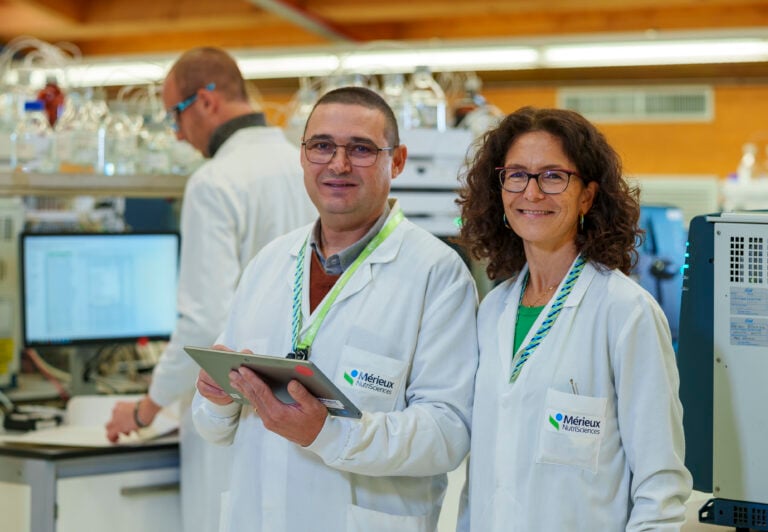 Dois cientistas da Mérieux NutriSciences no laboratório