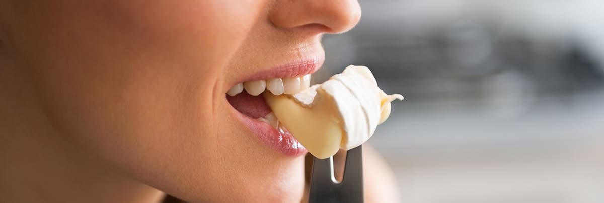 mujer.mordiendo.queswo.brie.test.de.aceptacion