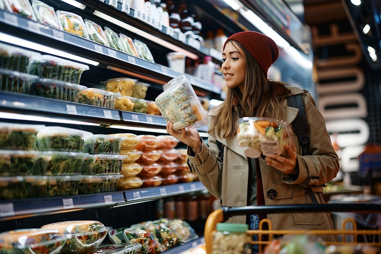 chica_mirando_envase_green_labels