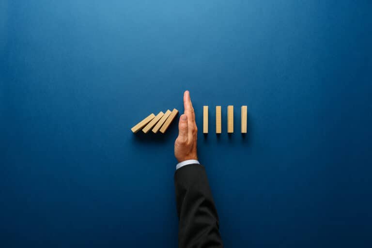 mano-separando-dominó-gestion-de-crisis