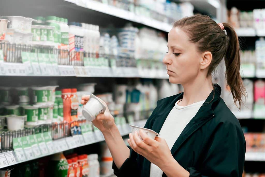 mujer-mirando-etiquetado-de-alimentos